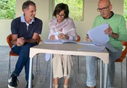 Il prosindaco, la segretaria comunale e il sindaco durante la seduta della giunta ieri a Valamala Santuario